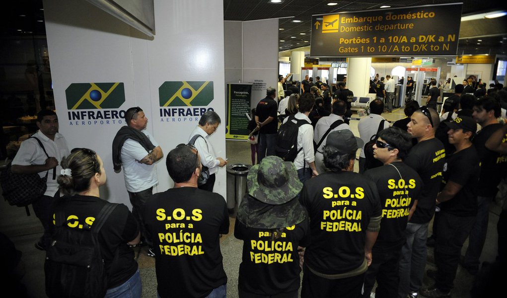 Policiais Federais fazem novo protesto em Recife (Foto: Fabio Rodrigues Pozzebom/ABr) Policiais Federais fazem novo protesto em Recife