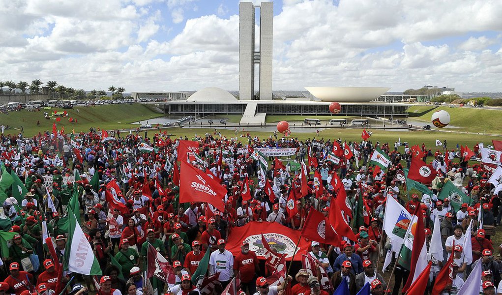 Manifestação do MST provoca confusão em Brasília (Foto: Antonio Cruz/ABr ) Manifestação do MST provoca confusão em Brasília