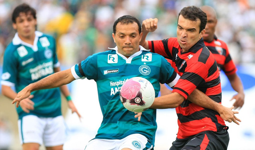 “O campeão voltou”, canta a torcida do Goiás (Foto: Wildes Barbosa/Folhapress) “O campeão voltou”, canta a torcida do Goiás