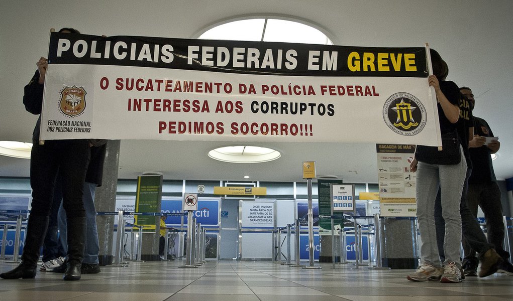 Policiais federais em greve fazem apitaço em São Paulo (Foto: Marcelo Camargo/Agência Brasil) Policiais federais em greve fazem apitaço em São Paulo