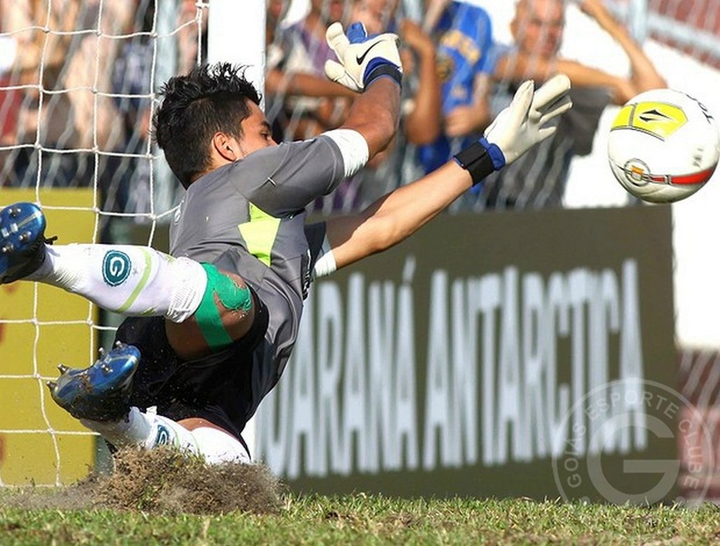 Goleiro pega quatro pênaltis e Goiás decide Copa São Paulo (Foto: Goiás/Divulgação) Goleiro pega quatro pênaltis e Goiás decide Copa São Paulo