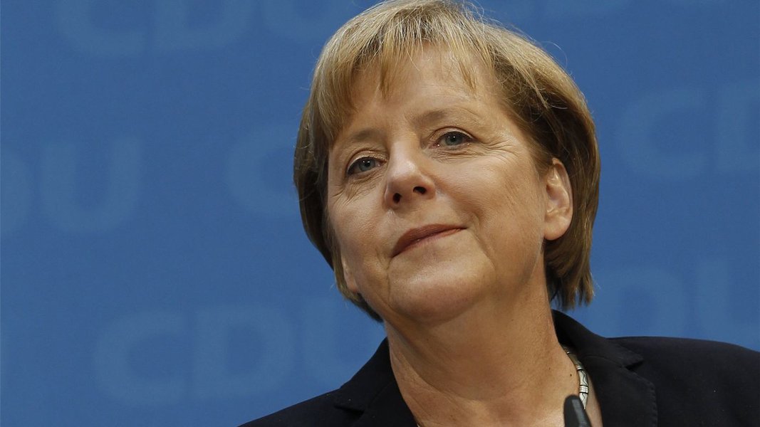 Merkel e Hollande anunciam iniciativa para reforçar o euro Merkel e Hollande anunciam iniciativa para reforçar o euro