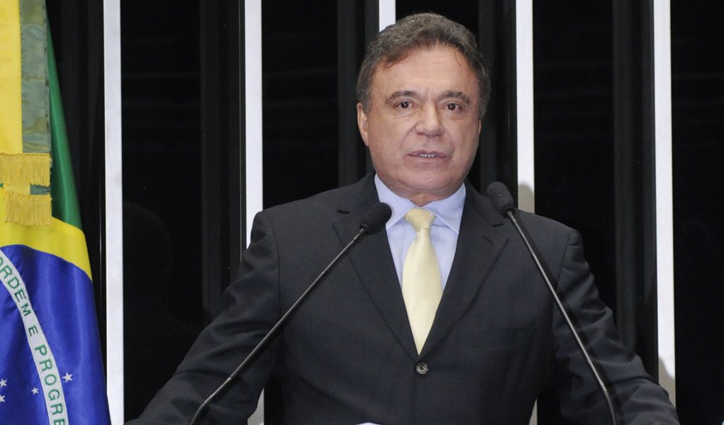 Alvaro Dias: governo assume fracasso ao conceder rodovias (Foto: Waldemir Barreto/Agência ) Alvaro Dias: governo assume fracasso ao conceder rodovias
