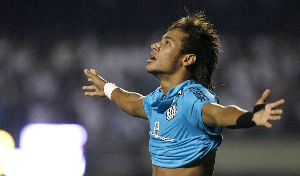 Neymar faz 2 e Santos fica perto de tricampeonato (Foto: Frame/Folhapress) Neymar faz 2 e Santos fica perto de tricampeonato