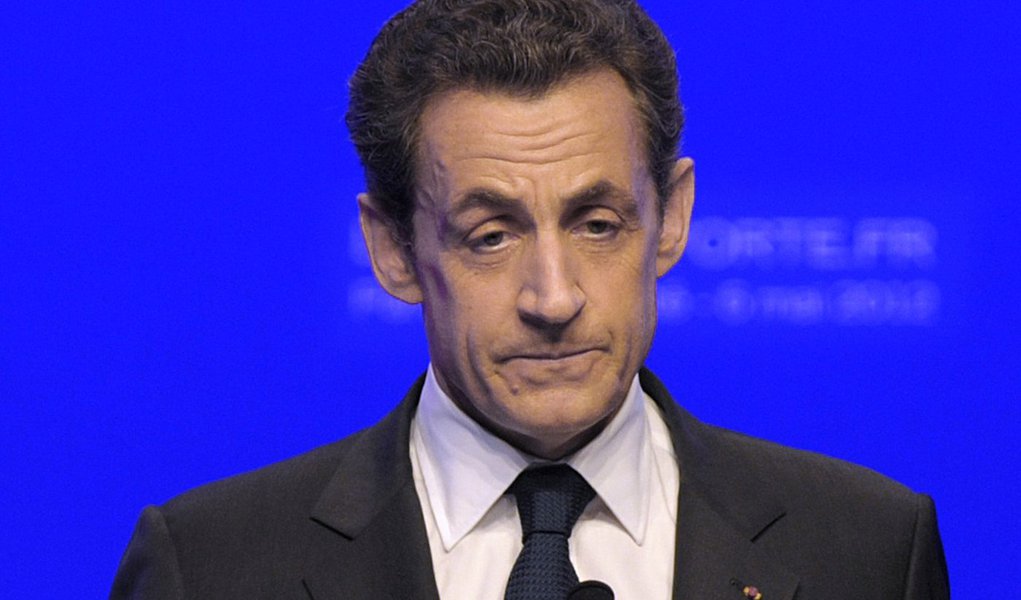 Com um discurso distinto, Nicolas Sarkozy felicita François Hollande (Foto: REUTERS/Philippe Wojazer) Com um discurso distinto, Nicolas Sarkozy felicita François Hollande