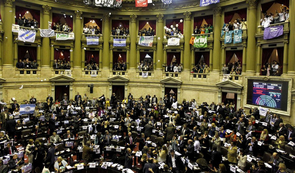 Câmara argentina aprova nacionalização da YPF (Foto: Enrique Marcarian/REUTERS ) Câmara argentina aprova nacionalização da YPF