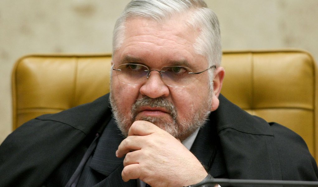 Gurgel, que deve explicações, recusa ir à CPI (Foto: Sérgio Lima/Folhapress) Gurgel, que deve explicações, recusa ir à CPI