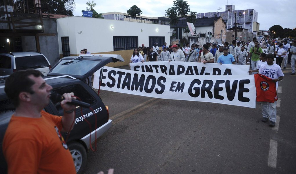 Mesmo ilegal, greve em Belo Monte continua (Foto: Lunae Parracho/Reuters) Mesmo ilegal, greve em Belo Monte continua
