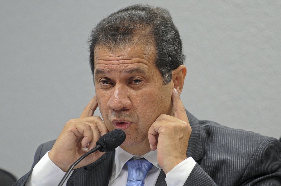 Exonerado, Lupi continua conselheiro do BNDES Exonerado, Lupi continua conselheiro do BNDES