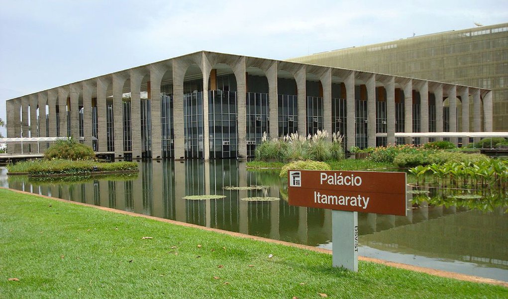 Itamaraty é o único que não revela salários Itamaraty é o único que não revela salários