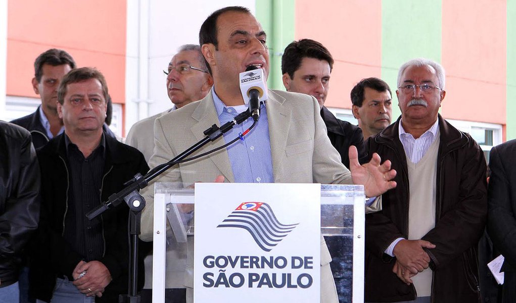 Secretário acusado de improbidade tem cerimônia pomposa Secretário acusado de improbidade tem cerimônia pomposa