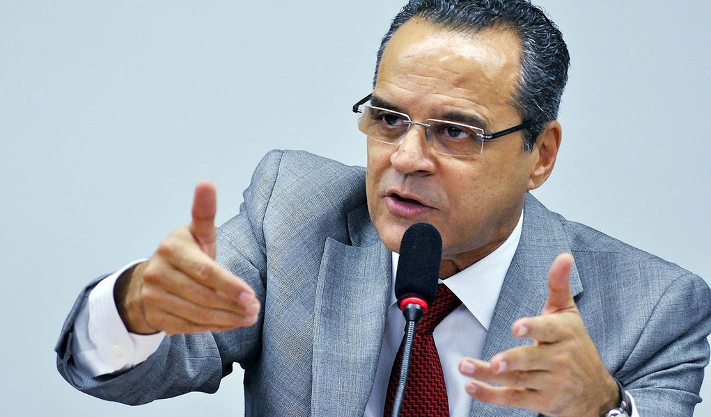 Para Alves, assunto de assessor está resolvido Para Alves, assunto de assessor está resolvido
