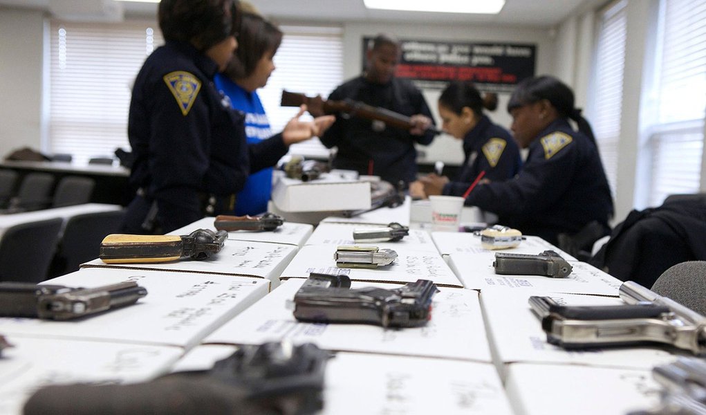 Nova York aprova lei para restringir posse de armas Nova York aprova lei para restringir posse de armas