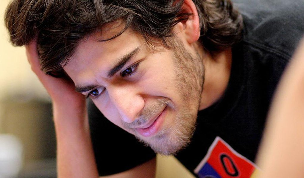 Família de Aaron Swartz culpa promotores por suicídio Família de Aaron Swartz culpa promotores por suicídio