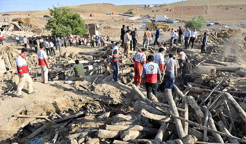 Irã: prejuízos com terremotos podem chegar a US$ 400 mi (Foto: Reuters) Irã: prejuízos com terremotos podem chegar a US$ 400 mi