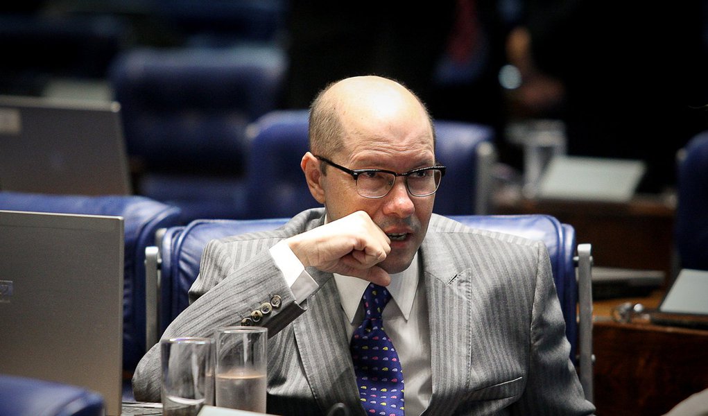 Demóstenes tentou coagir ministros do STJ a inocentar aliado de Cachoeira (Foto: Sérgio Lima/Folhapress) Demóstenes tentou coagir ministros do STJ a inocentar aliado de Cachoeira