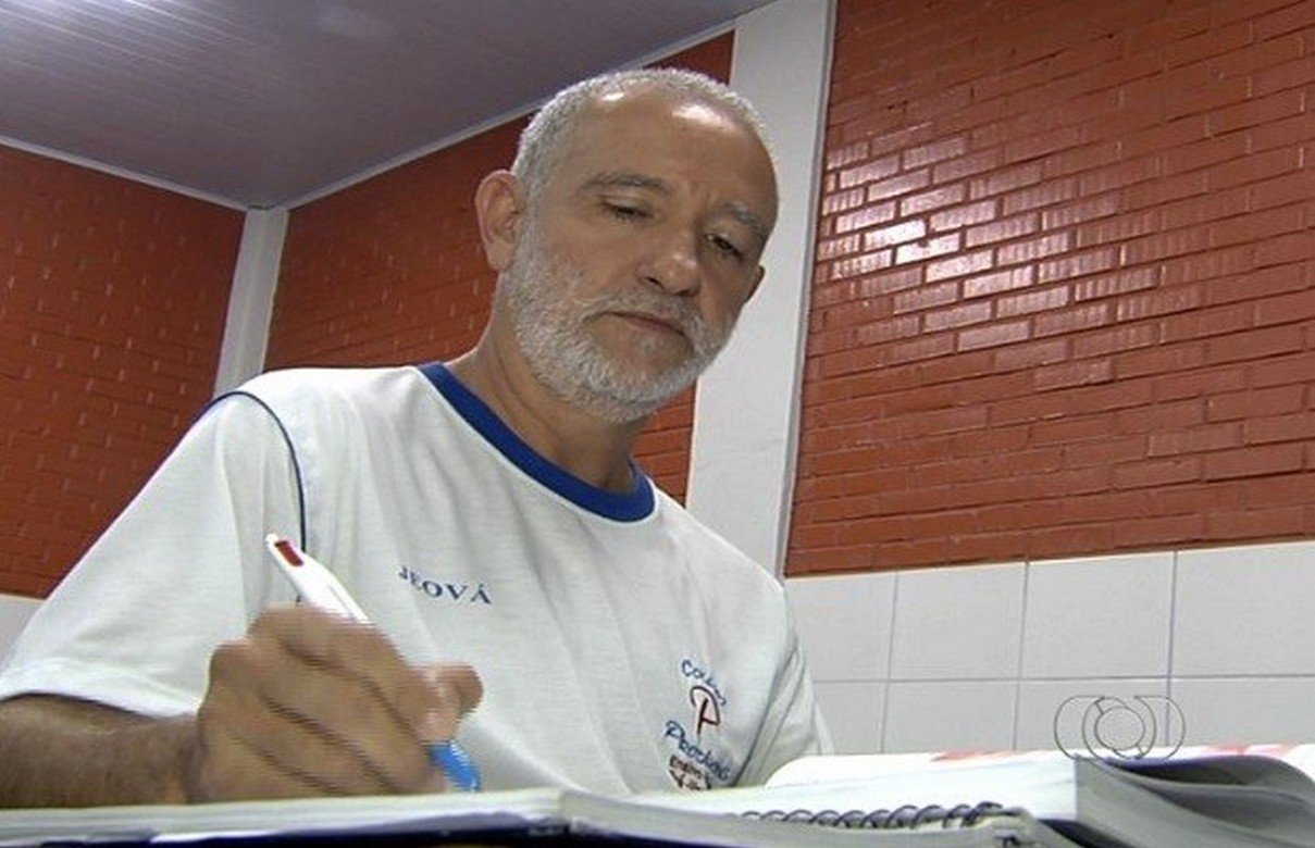 Ex-engraxate é aprovado em Medicina aos 57 anos (Foto: Reprodução/ TV Anhanguera) Ex-engraxate é aprovado em Medicina aos 57 anos