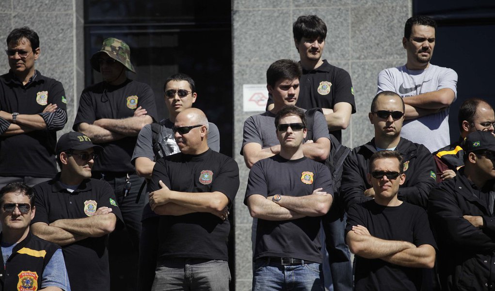 Policiais fazem manifestação em frente à sede da PF (Foto: Fotoarena/Folhapress) Policiais fazem manifestação em frente à sede da PF