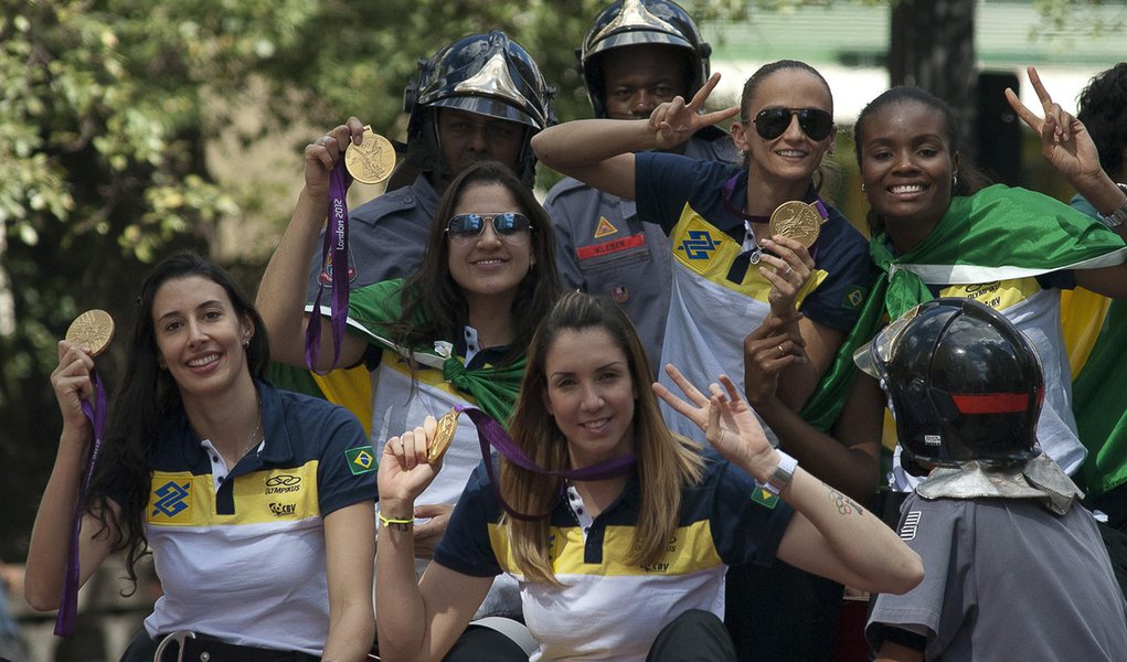 Meninas de Ouro desfilam em São Paulo (Foto: Marcelo Camargo/Agência Brasil) Meninas de Ouro desfilam em São Paulo