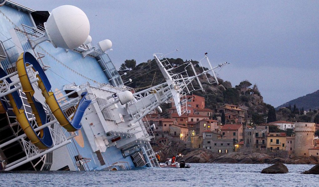 Do Titanic ao Costa, navios têm evacuação imperfeita (Foto: REUTERS/ Max Rossi ) Do Titanic ao Costa, navios têm evacuação imperfeita