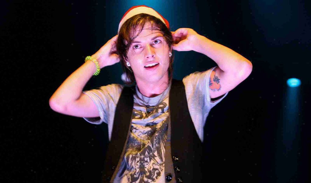 Pe Lanza leva pedrada na cabeça durante show do Restart (Foto: DIVULGAÇÃO) Pe Lanza leva pedrada na cabeça durante show do Restart