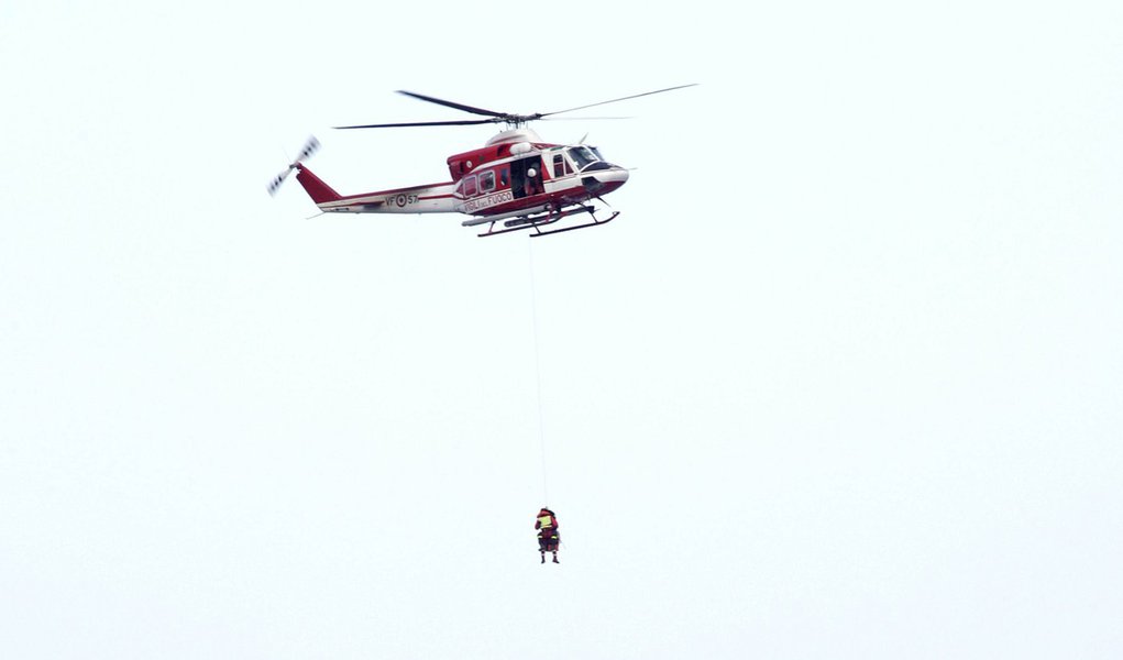 Terceiro sobrevivente é resgatado de naufrágio na Itália (Foto: REUTERS/ Remo Casilli ) Terceiro sobrevivente é resgatado de naufrágio na Itália