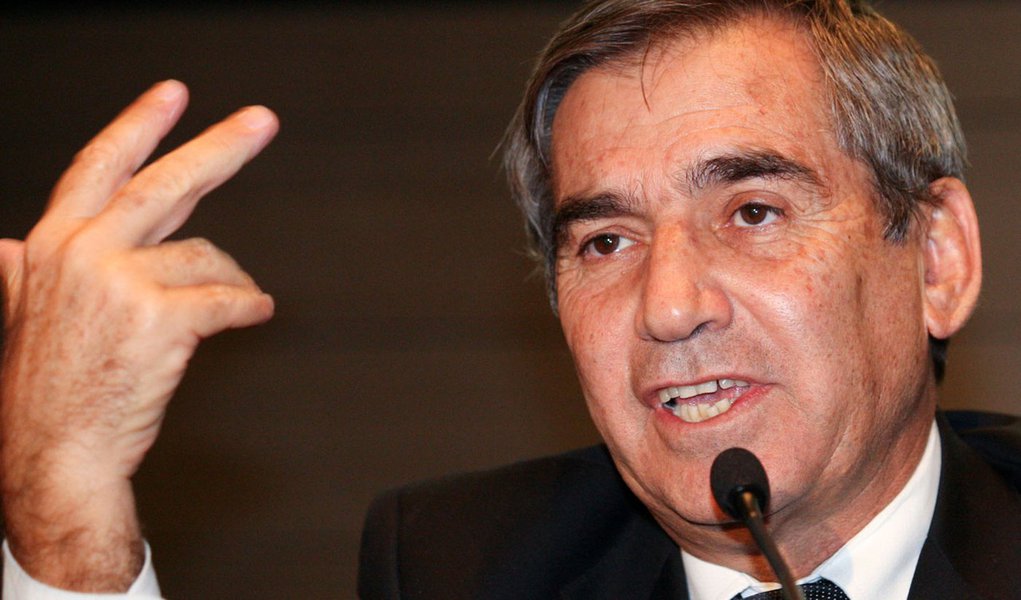 Carvalho diz que Dilma analisará veto ao Código com “serenidade” (Foto: Alan Marques Folhapress) Carvalho diz que Dilma analisará veto ao Código com “serenidade”