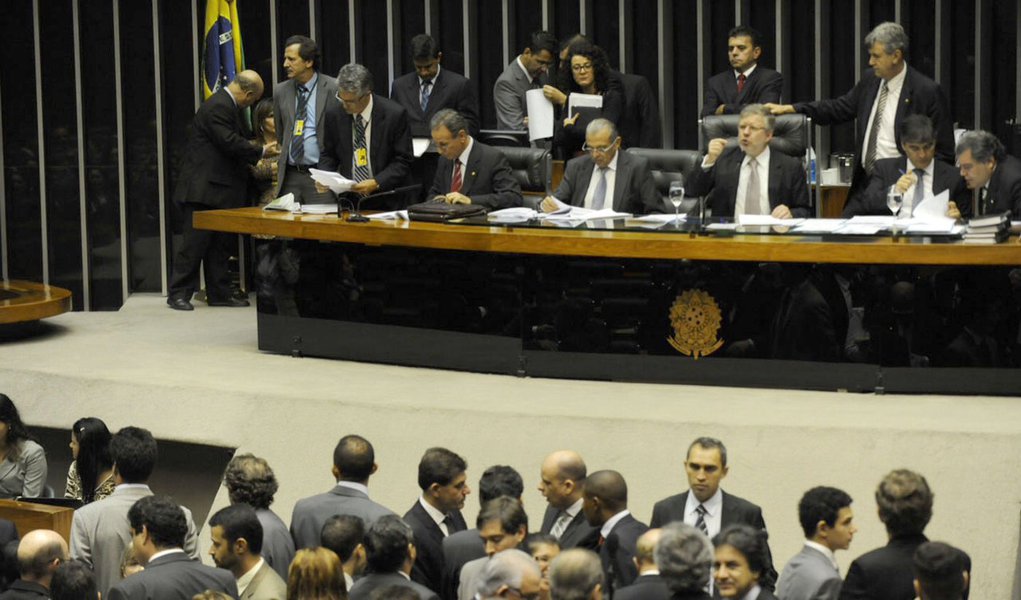 Câmara aprova texto-base do novo Código Florestal (Foto: Fábio Rodrigues Pozzebom/Agência Brasil) Câmara aprova texto-base do novo Código Florestal