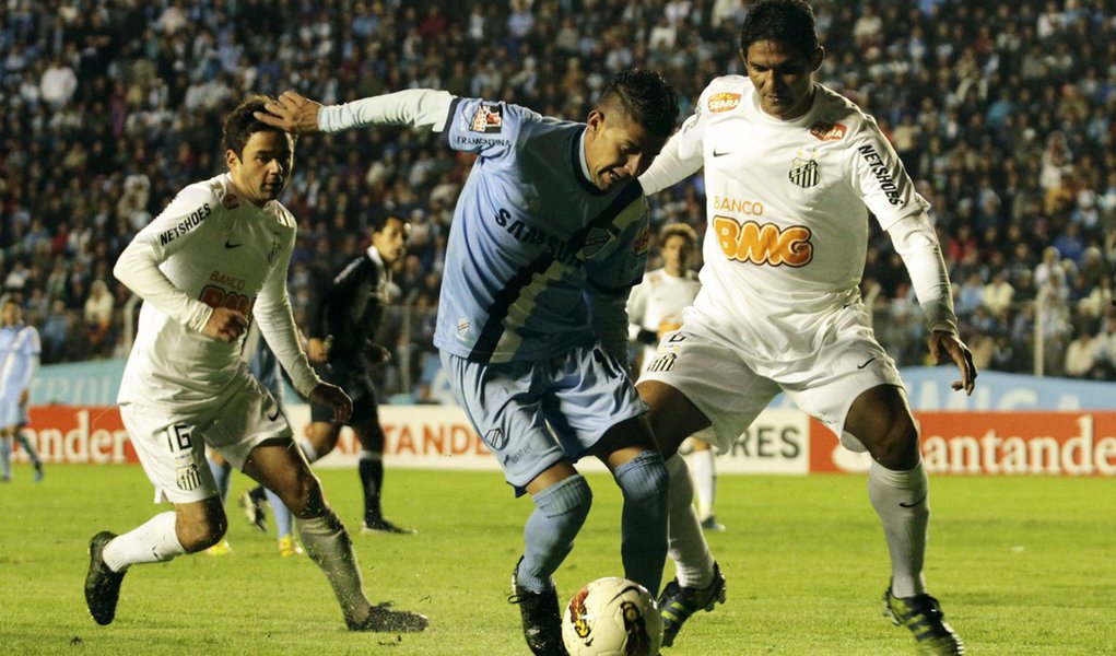Santos perde por 2 a 1 para o Bolívar na altitude de La Paz (Foto: Daniel Rodrigo/REUTERS) Santos perde por 2 a 1 para o Bolívar na altitude de La Paz