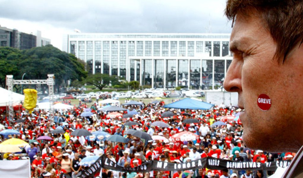 Professores invadem anexo do Buriti, em Brasília (Foto: André Sousa Borges/Folhapress) Professores invadem anexo do Buriti, em Brasília