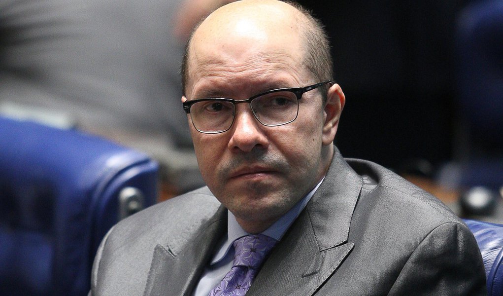 Defesa de Demóstenes fala em 'ditadura dos grampos' (Foto: Sérgio Lima/Folhapress) Defesa de Demóstenes fala em 'ditadura dos grampos'
