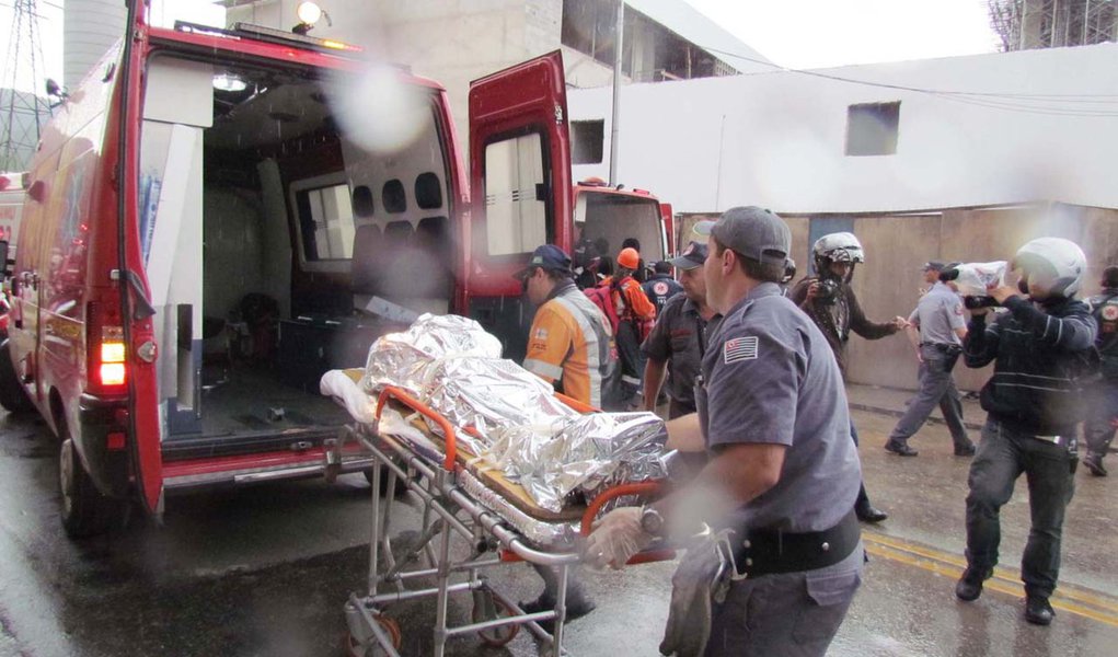 Desabamento de laje em São Paulo mata um e fere 11 (Foto: RAFAEL BRITO/Agência Estado) Desabamento de laje em São Paulo mata um e fere 11