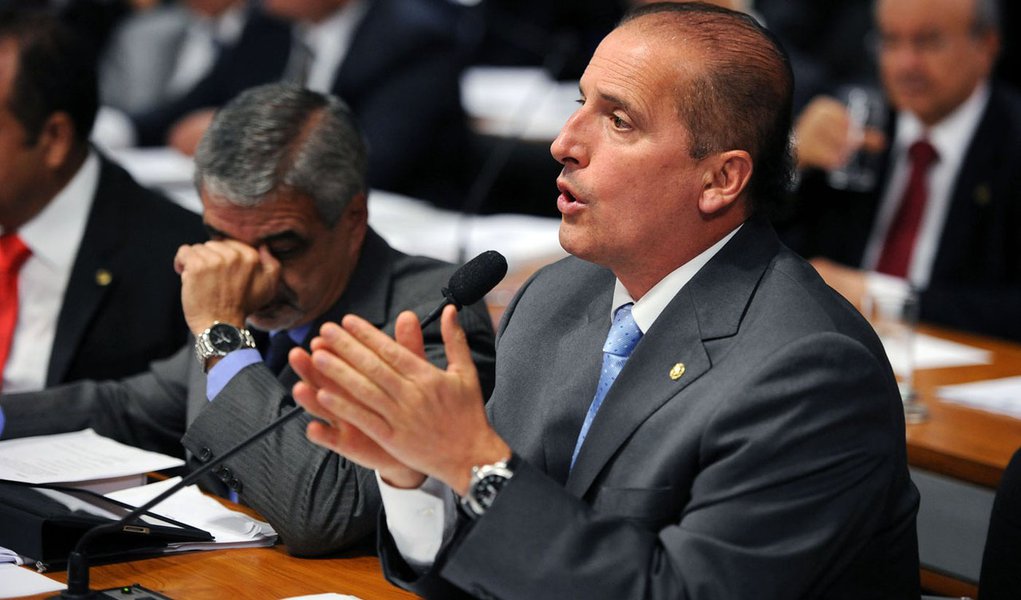 DEM quer explicações de Mantega sobre "cinismo fiscal" DEM quer explicações de Mantega sobre "cinismo fiscal"