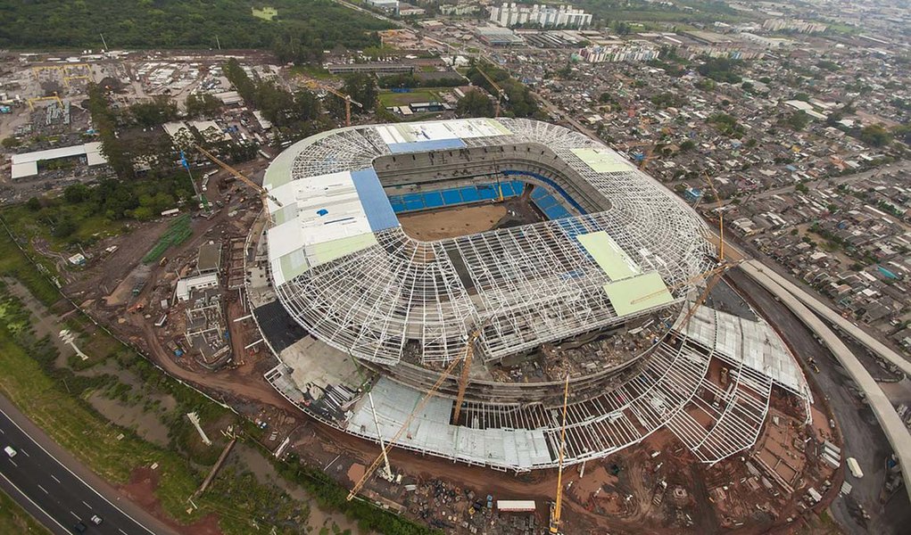 Operários paralisam reforma do Beira-Rio Operários paralisam reforma do Beira-Rio