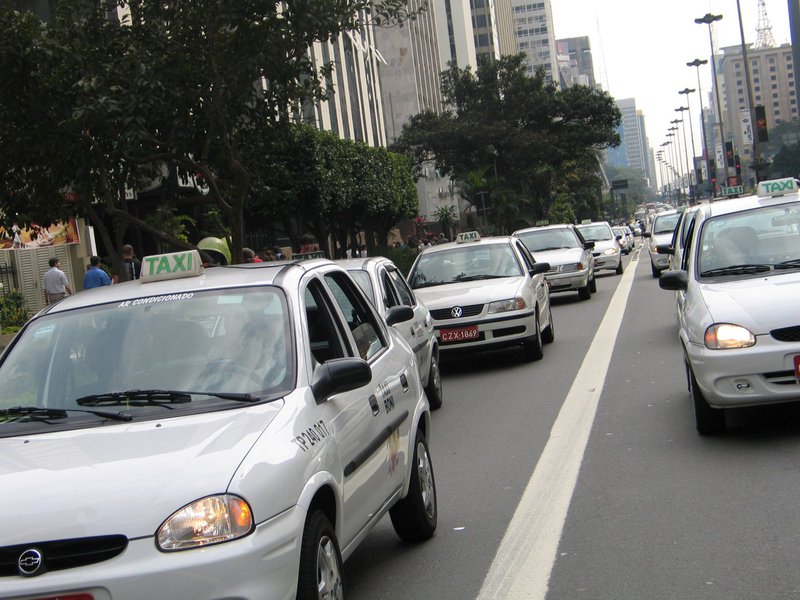 Enfim, vai aumentar a frota de táxis em BH Enfim, vai aumentar a frota de táxis em BH