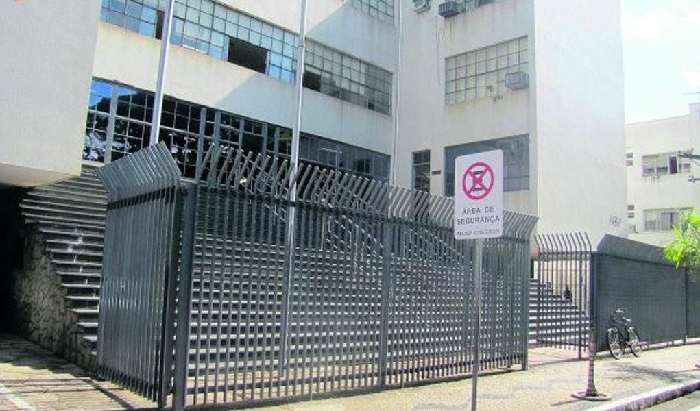 Bomba explode e fere dois em Fórum de Rio Claro-SP (Foto: Divulgação) Bomba explode e fere dois em Fórum de Rio Claro-SP