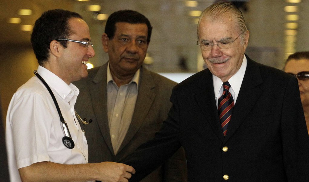 Sarney recebe alta (Foto: Nelson Antoine/Folhapress) Sarney recebe alta