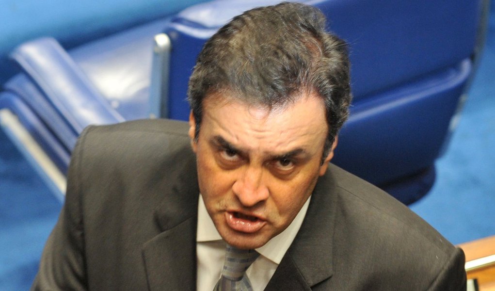 Aécio ataca Dilma por favorecimento político (Foto: VALTER CAMPANATO/AGÊNCIA BRASIL) Aécio ataca Dilma por favorecimento político