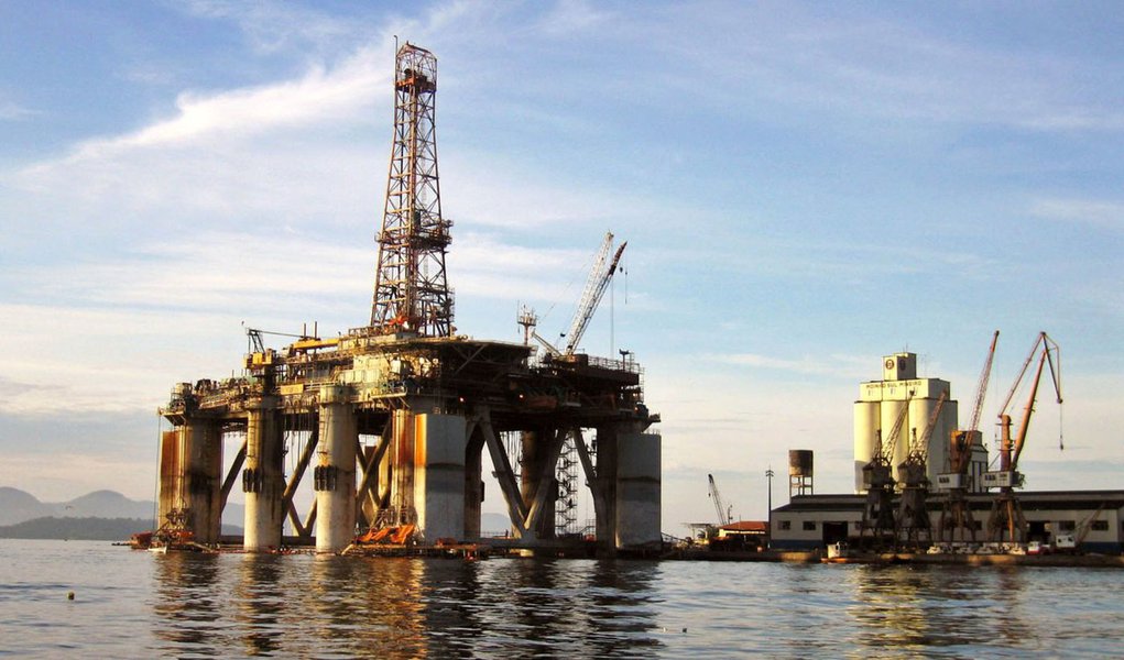 Petróleo de boa qualidade é descoberto em Santos Petróleo de boa qualidade é descoberto em Santos