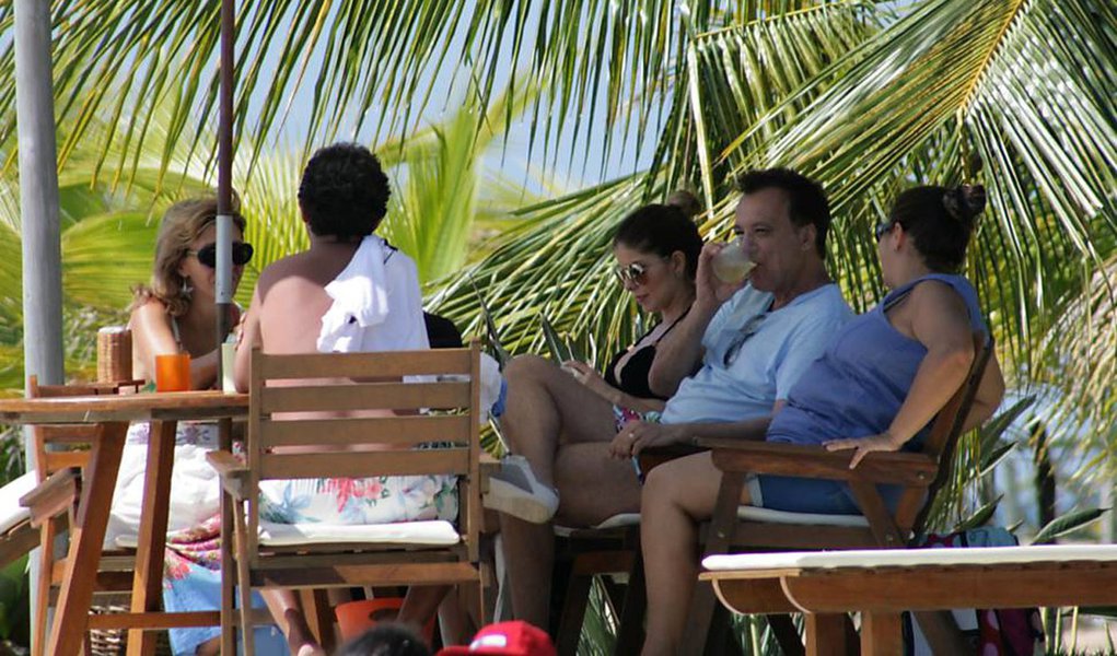 Praia é orientação médica, diz defesa de Cachoeira Praia é orientação médica, diz defesa de Cachoeira