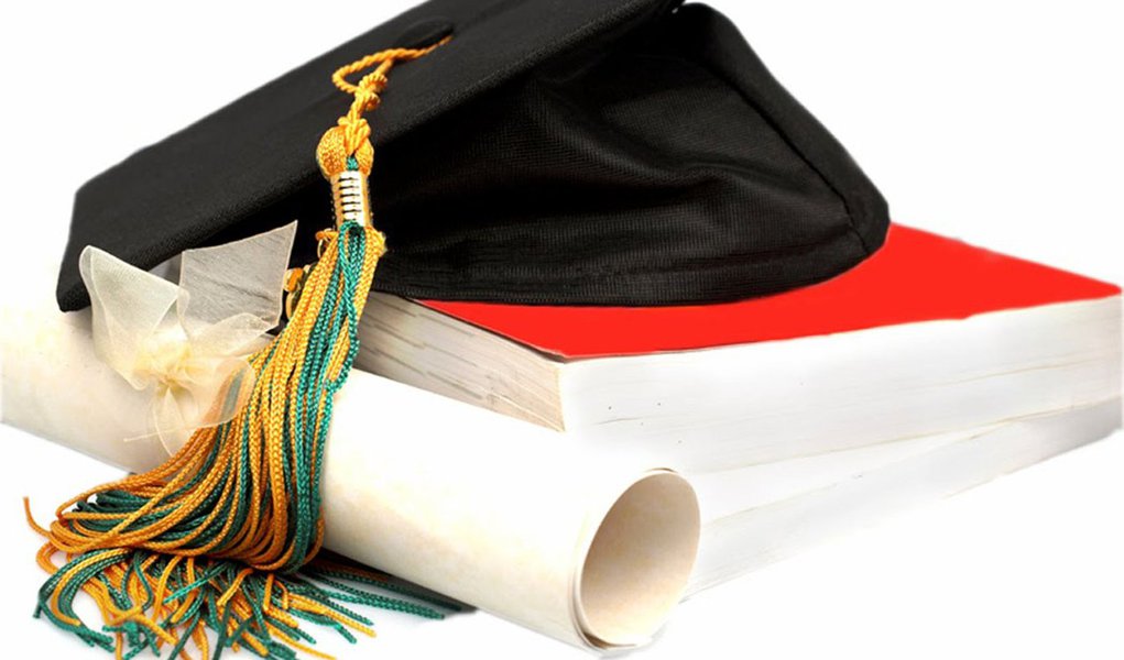 Universitário de baixa renda terá bolsa assistência de R$ 400 Universitário de baixa renda terá bolsa assistência de R$ 400