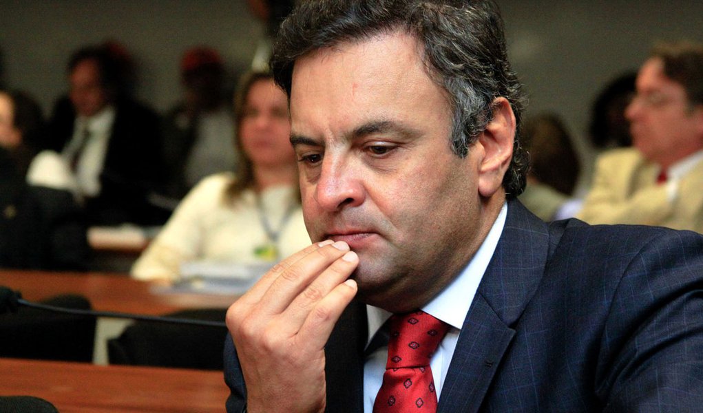 Aécio nomeou prima de Cachoeira a pedido de Demóstenes (Foto: Andre Borges/Folhapress) Aécio nomeou prima de Cachoeira a pedido de Demóstenes