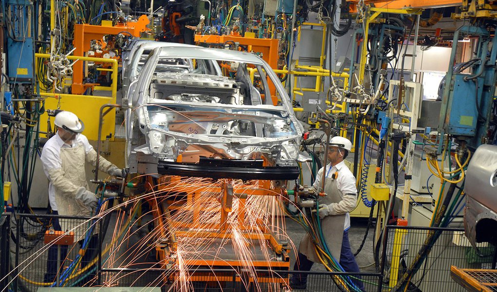 Produção de veículos tem queda de 1,9% em 2012 Produção de veículos tem queda de 1,9% em 2012