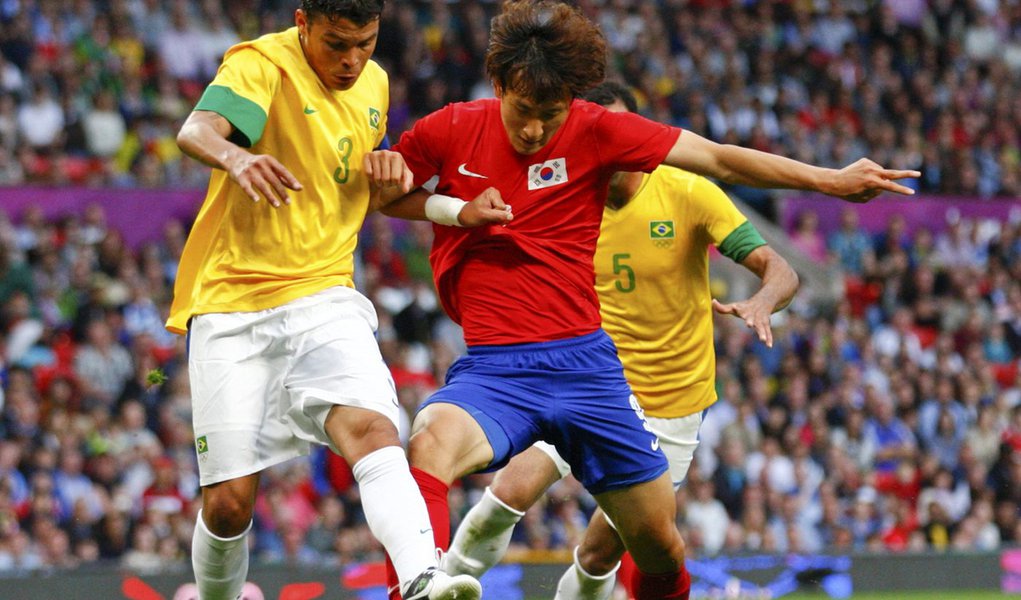 Seleção brasileira pega Coreia do Sul em Londres e troca Alex por Hulk (Foto: REUTERS/David Moir) Seleção brasileira pega Coreia do Sul em Londres e troca Alex por Hulk