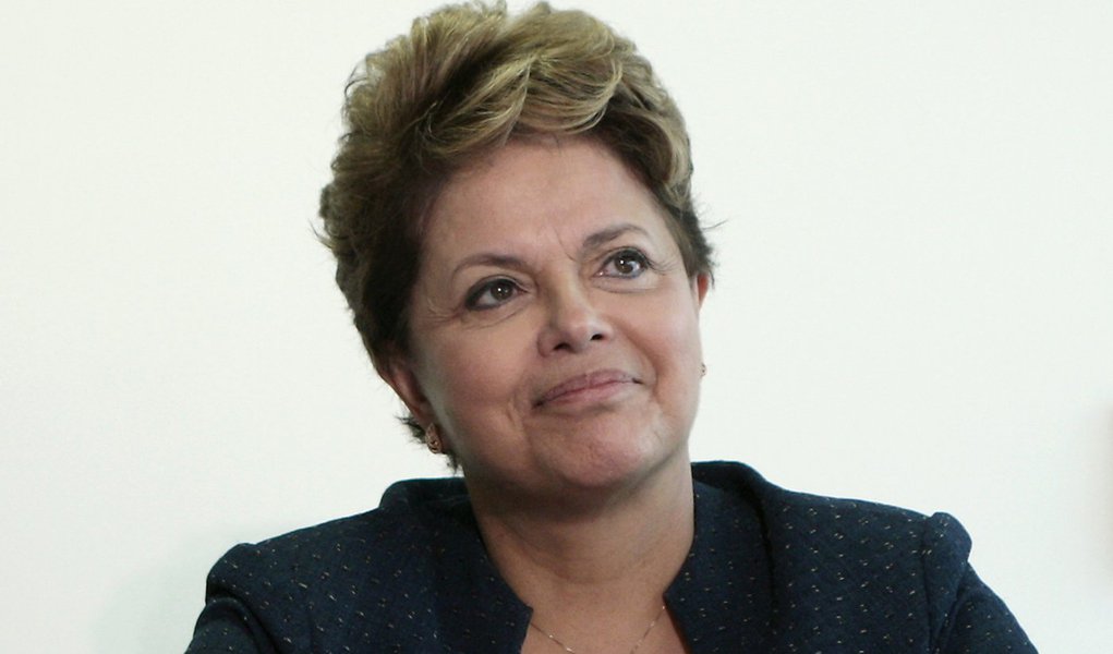 Dilma promete investir R$ 3,6 bi até 2014 no Brasil Sorridente (Foto: Ueslei Marcelino/Reuters) Dilma promete investir R$ 3,6 bi até 2014 no Brasil Sorridente