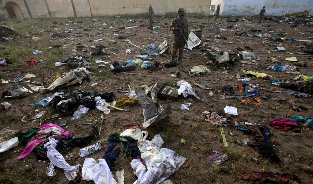 Paquistão: identificada metade dos mortos em acidente de avião (Foto: Faisal Mahmood/REUTERS) Paquistão: identificada metade dos mortos em acidente de avião