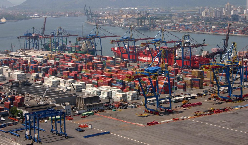 Balança comercial tem superávit de US$19,4 bi em 2012 Balança comercial tem superávit de US$19,4 bi em 2012