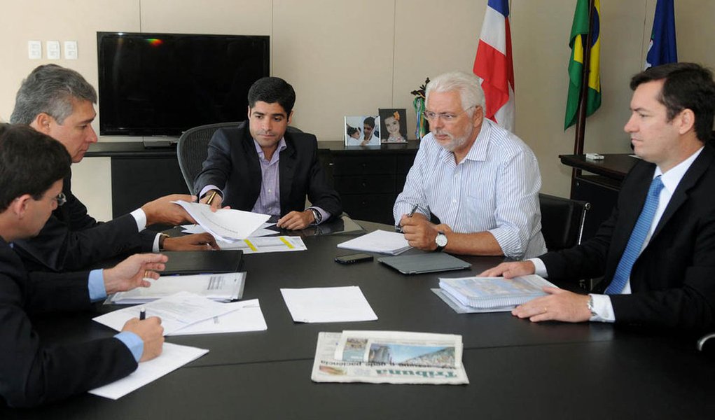 ACM Neto inicia gestão instituindo 'Ficha Limpa' ACM Neto inicia gestão instituindo 'Ficha Limpa'