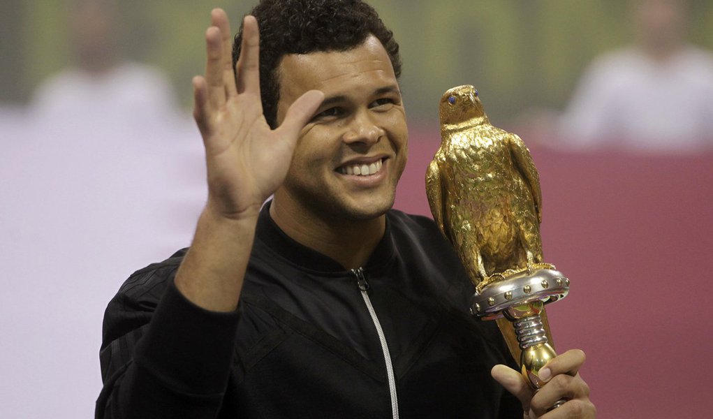 Tsonga vence final francesa e é campeão em Doha (Foto: Fadi Al-Assaad/REUTERS) Tsonga vence final francesa e é campeão em Doha