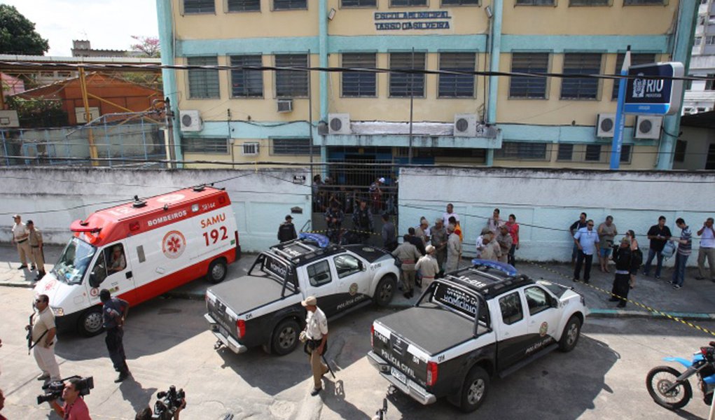 Jovem armado assusta colégio em São Gonçalo, no Rio (Foto: Divulgação) Jovem armado assusta colégio em São Gonçalo, no Rio